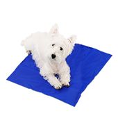 Tapete Gelado Refrescante C-Pet Azul com cachorro deitado