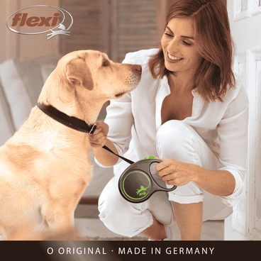 Guia Retrátil Black Design Flexi Azul Cachorro Usando