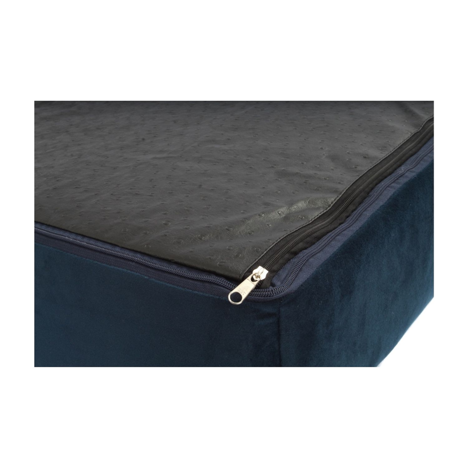Cama-Roma-Bichinho-Chic-Marfim-com-Verde-Detalhe-do-Ziper