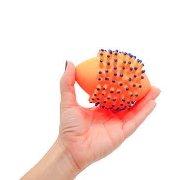 Segurando o Brinquedo Bolinha de Futebol Americano LCM Laranja