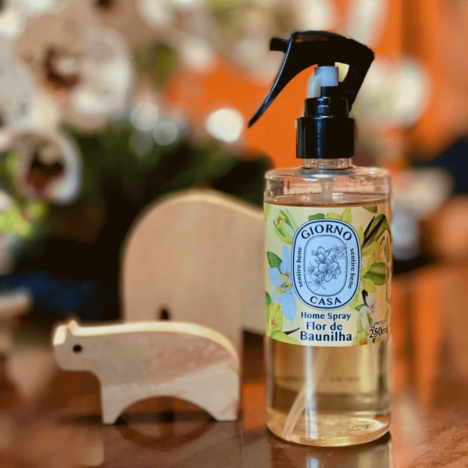 Aromatizador de Ambientes Giorno Casa Flor de Baunilha numa mesa