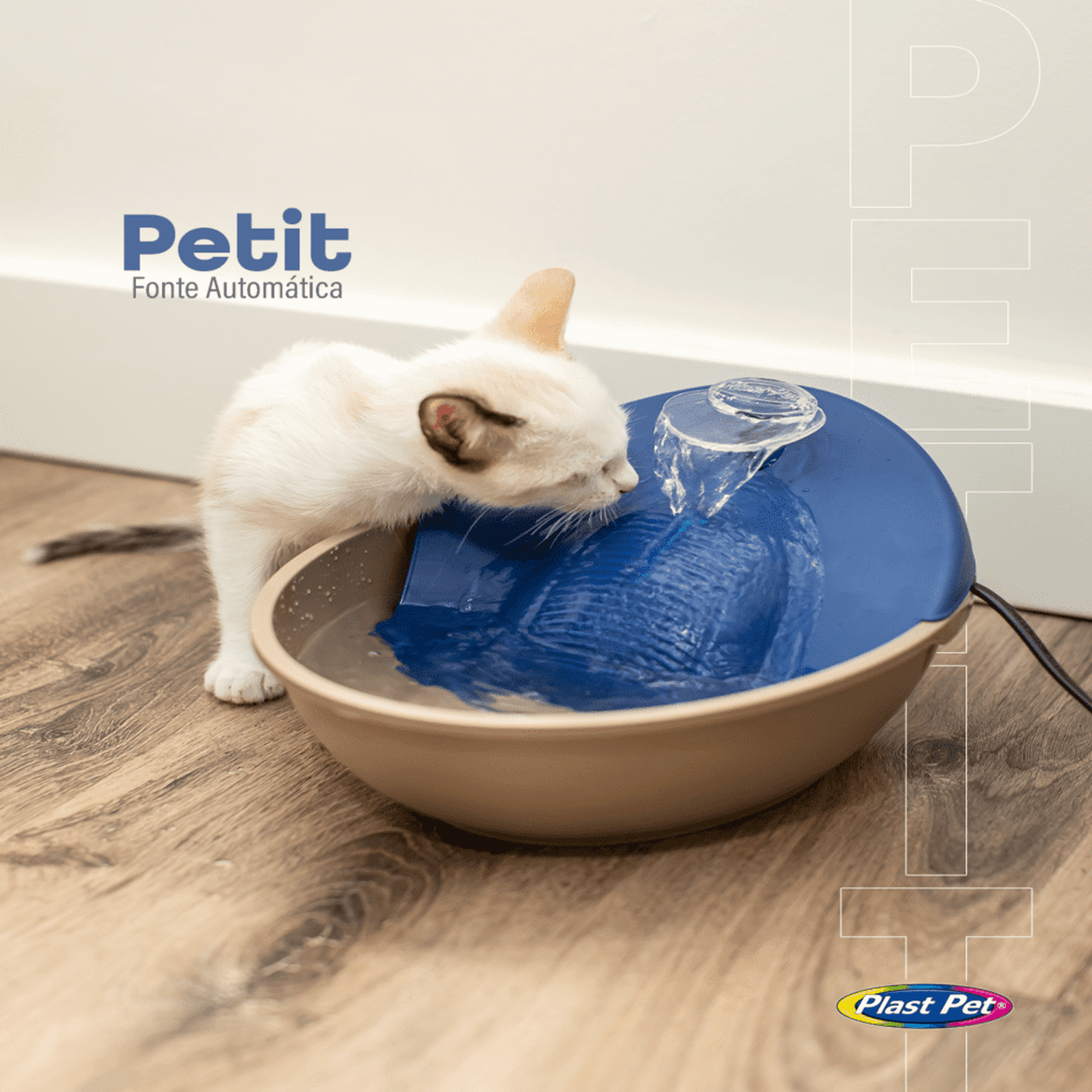 Bebedouro-Fonte-Petit-Plast-Pet-gato-filhote-bebendo