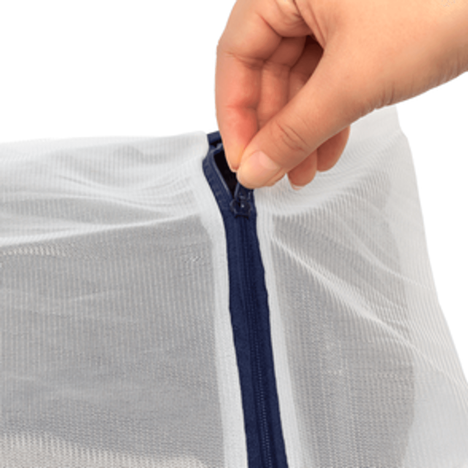 Fechando o Saco para Lavar Roupas Premium Ordene