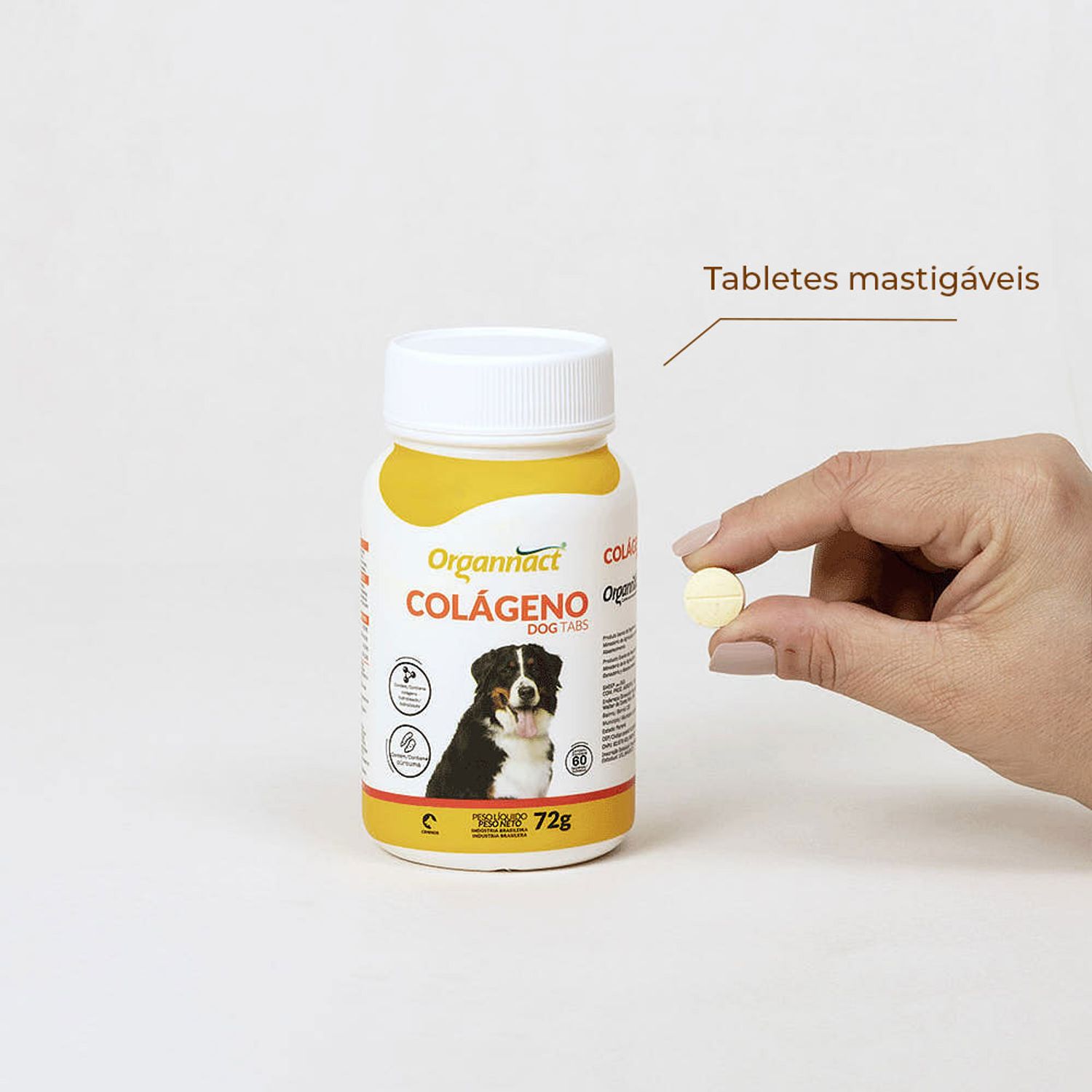 Segurando o Suplemento Organnact Colágeno Dog Tabs