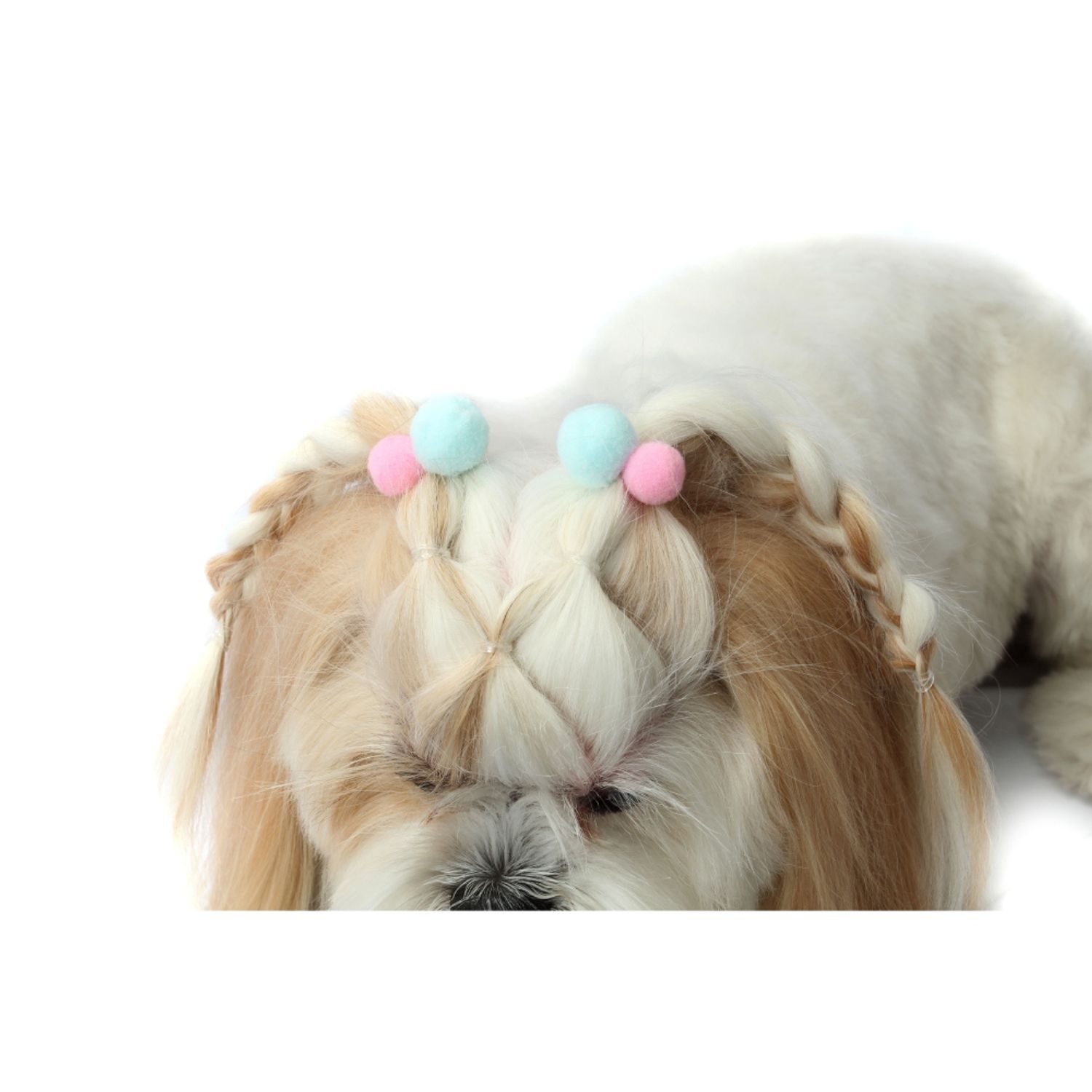 Enfeite Pom Pom no penteado na franja