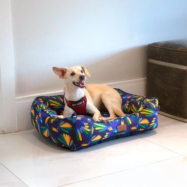 Vira-Lata-usando-a-Cama-Arara-Azul-para-Caes-e-Gatos-Fabrica-Pet