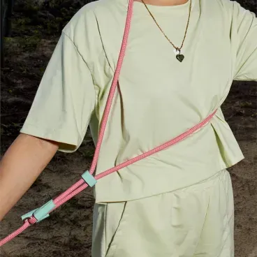 Detalhes-da-Guia-de-Passeio-Maos-Livres-Toh-Fiji-sendo-usada-no-ombro