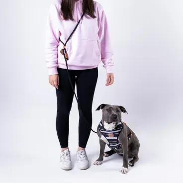 Guia-de-Passeio-Maos-Livres-Toh-Preta-usada-no-ombro-e-com-o-pet-preso-a-guia