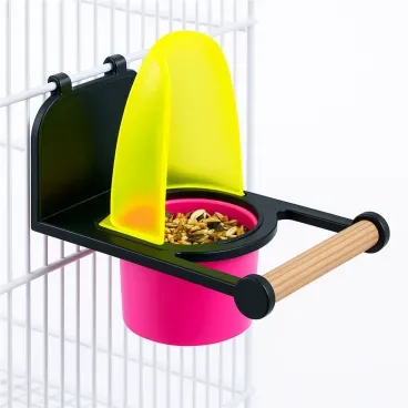 Comedouro-com-Poleiro-para-Passaros-Food-Clean-Animalissimo-Amarelo-pendurado-na-gaiola-e-com-sementes-dentro