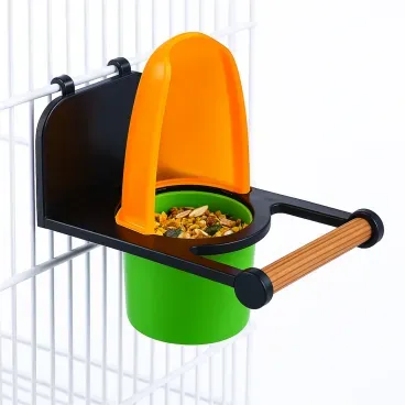 Comedouro-com-Poleiro-para-Passaros-Food-Clean-Animalissimo-Laranja-pendurado-na-gaiola-e-com-sementes-dentro