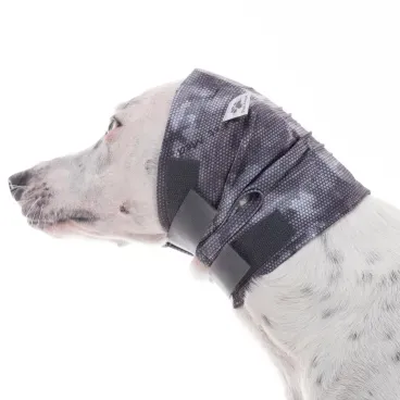 Pet-com-o-Protetor-para-Ouvidos-Oto-Calm-Protector-para-Caes-Pet-Med-Cinza
