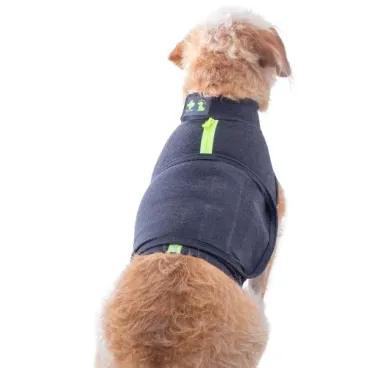 Pet-sentado-de-costas-e-usando-o-Colete-Calm-Pet-para-Caes-Pet-Med-Chumbo