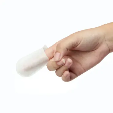 Dedal-Care-Bucal-MyHug-para-Caes-e-Gatos-30-unidades-foto-com-produto-nos-dedos-em-uso