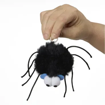 Mao-segurando-o-Brinquedo-Pelucia-Aranha-com-Vibracao-Savana