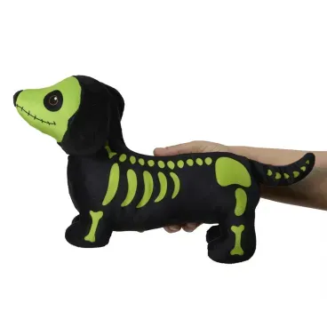 Mao-segurando-o-Brinquedo-Pelucia-Cachorro-Esqueleto-Savana-