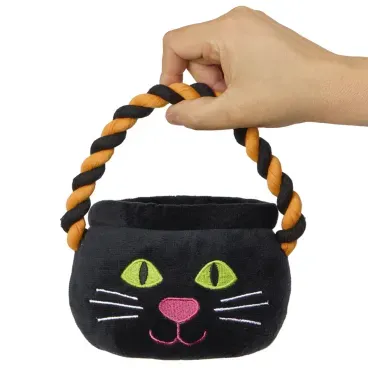 Mao-segurando-o-Brinquedo-Pelucia-Caldeirao-Gato-Preto-Savana
