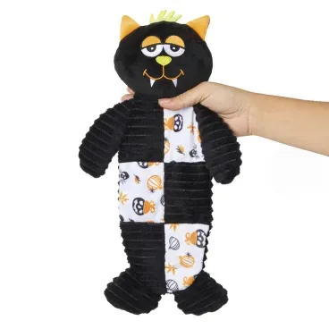 Mao-segurando-o-Brinquedo-Pelucia-Gato-Preto-Savana