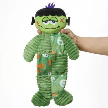 Mao-segurando-o-Brinquedo-Pelucia-Frankenstein-Savana