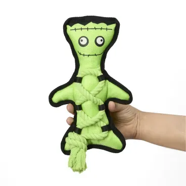 Mao-segurando-o-Brinquedo-Pelucia-Frankenstein-com-Corda-Savana