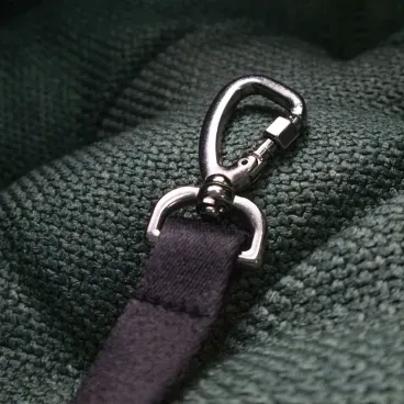Detalhe-da-fivela-de-seguranca-da-Bolsa-Malaga-Gomo-Fabrica-Pet-Verde