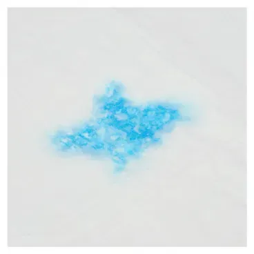 Tapete-Higienico-MyHug-Baby-60x55cm-para-Caes-Filhotes-30-unidades-foto-de-detalhe-da-absorcao-do-liquido-no-produto