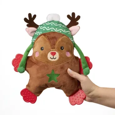 Mao-segurando-o-Brinquedo-Pelucia-com-Mordedor-Rena-com-Gorro-Savana-Pet-Marrom