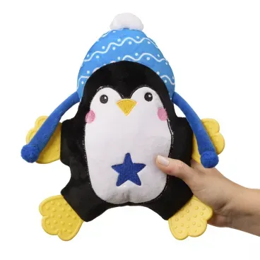 Mao-segurando-o-Brinquedo-Pelucia-com-Mordedor-Pinguim-com-Gorro-Savana-Pet
