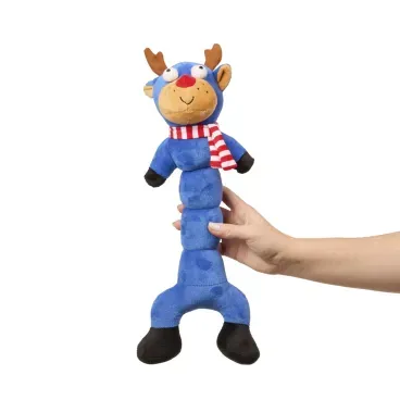 Mao-segurando-o-Brinquedo-Pelucia-Rena-Azul-com-Cachecol-Savana-Pet-