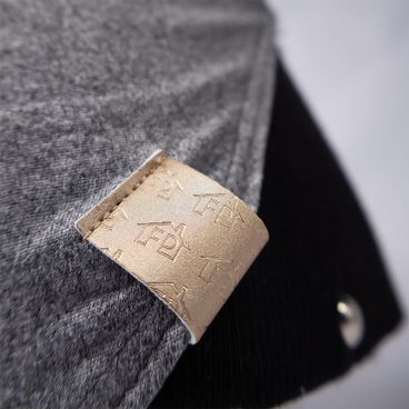 Regata-Pintinho-Cinza-Fabrica-Pet-tamanho-P-foto-de-detalhe-da-etiqueta-