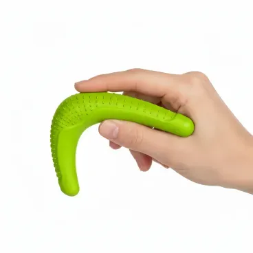 Mao-segurando-o-Brinquedo-Mordedor-Boomerang-Stark-Pet-Verde