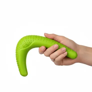 Mao-segurando-o-Brinquedo-Mordedor-Boomerang-Stark-Pet-verde-tamanho-G