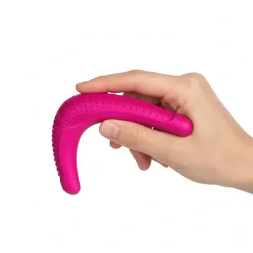 Mao-segurando-o-Brinquedo-Mordedor-Boomerang-Stark-Pet-Rosa-Pequeno