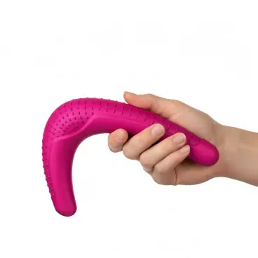 Mao-segurando-o-Brinquedo-Mordedor-Boomerang-Stark-Pet-Rosa-tamanho-G