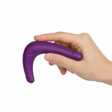 Mao-segurando-o-Brinquedo-Mordedor-Boomerang-Stark-Pet-Roxo-Tamanho-P