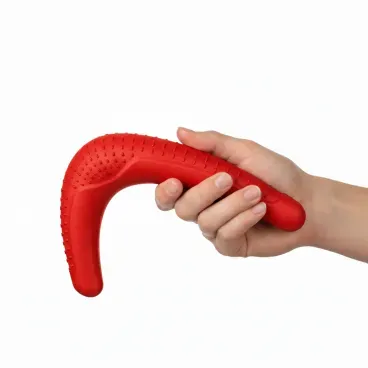 Mao-segurando-o-Brinquedo-Mordedor-Boomerang-Stark-Pet-Vermelho-tamanho-G