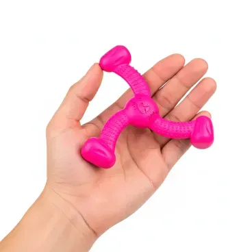 Brinquedo-Mordedor-Rokka-Stark-Pet-Rosa-tamanho-P-na-palma-da-mao