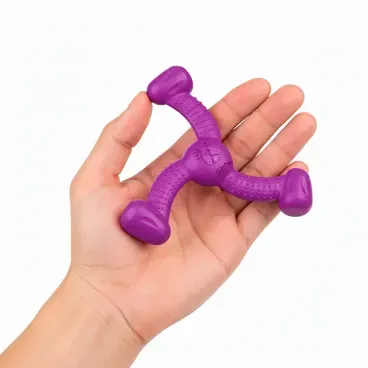 Brinquedo-Mordedor-Rokka-Stark-Pet-Roxo-na-palma-da-mao