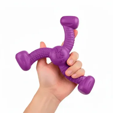 Mao-segurando-o-Brinquedo-Mordedor-Rokka-Stark-Pet-Roxo-tamanho-G-