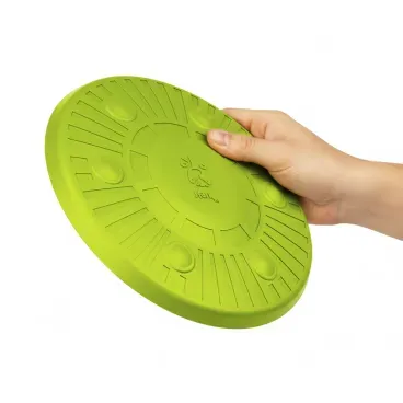 Mao-segurando-o-Brinquedo-Fresbee-Disco-Voador-Stark-Pet-Verde