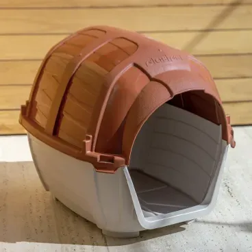 Casinha-Stone-House-Plast-Pet-Marmore-e-Terra-Vermelha-ambientada