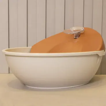 Bebedouro-Fonte-Petit-Bivolt-Plast-Pet-Marmore-e-Terra-Vermelha-ambientada