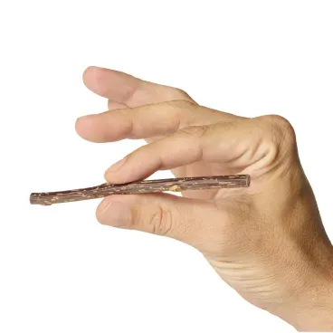 Mao-segurando-uma-varinha-do-Kit-de-Varinhas-de-Matatabi-Flicks