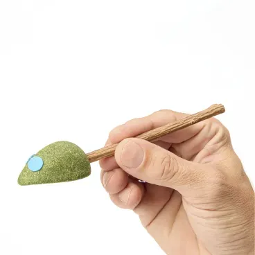 Mao-segurando-o-Brinquedo-Rato-com-Catnip-Flicks-Azul