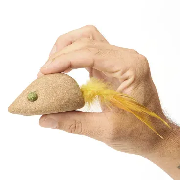 Mao-segurando-o-Brinquedo-Rato-com-Catnip-Flicks-Amarelo
