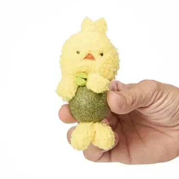 Mao-segurando-o-Brinquedo-Pato-de-Pelucia-com-Catnip-Flicks