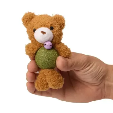 Mao-segurando-o-Brinquedo-Urso-de-Pelucia-com-Catnip-Flicks