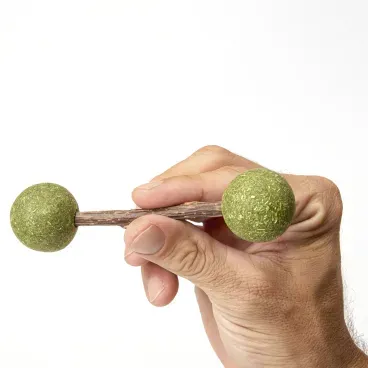 Mao-segurando-o-Brinquedo-Haste-de-Matatabi-com-Catnip-Duplo-Flicks