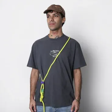 Pessoa-usando-a-Guia-para-Caes-NeoPro-Fluo-Maos-Livres-Zeedog--por-sobre-o-ombro