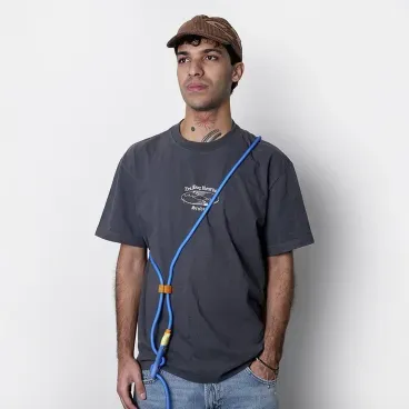 Pessoa-usando-a-Guia-para-Caes-NeoPro-Sapphire-Maos-Livres-Zeedog-por-sobre-o-ombro