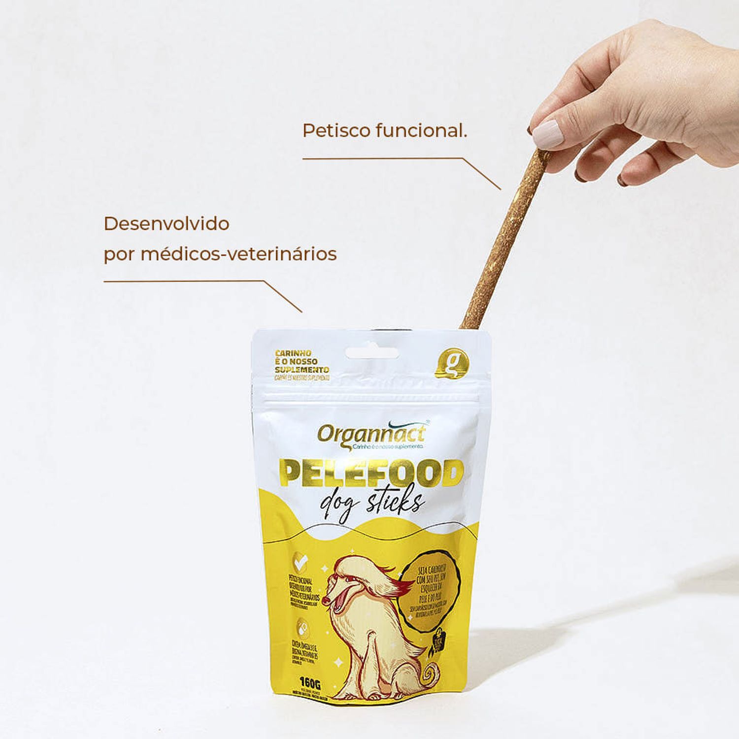 Segurando-o-Organnact-Pelefood-Dog-Sticks